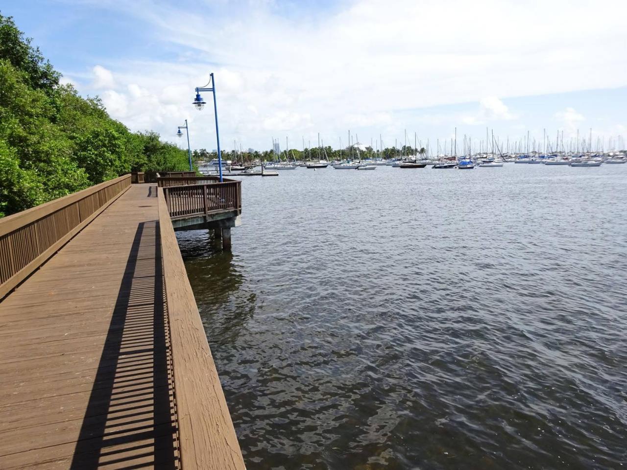 View Balcony Steps From Restaurants, Peacock Park & Marina Ferienhaus Miami
